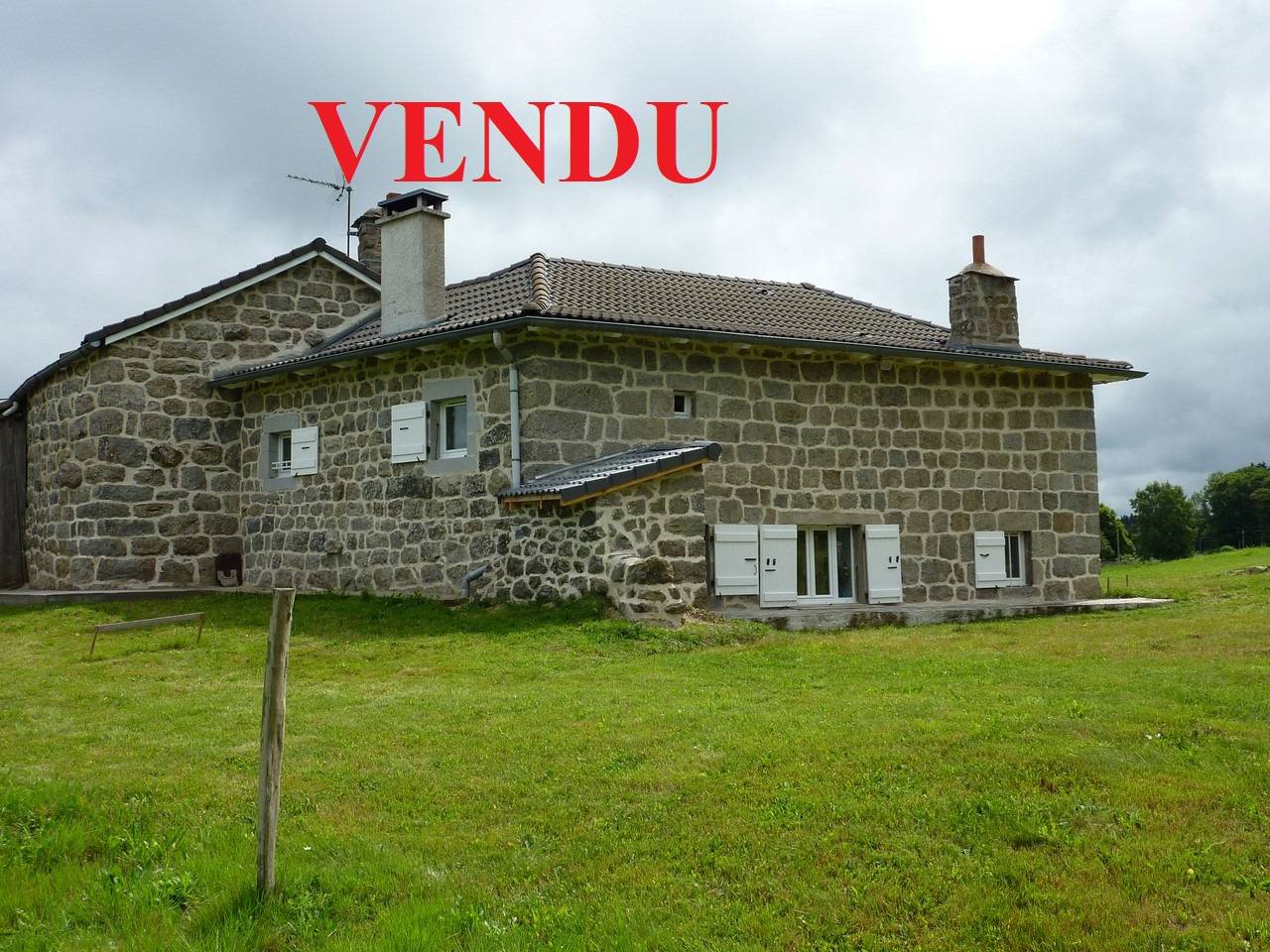 Campagne de St Jeures. Ancienne ferme. 3.5 Ha de terrain.