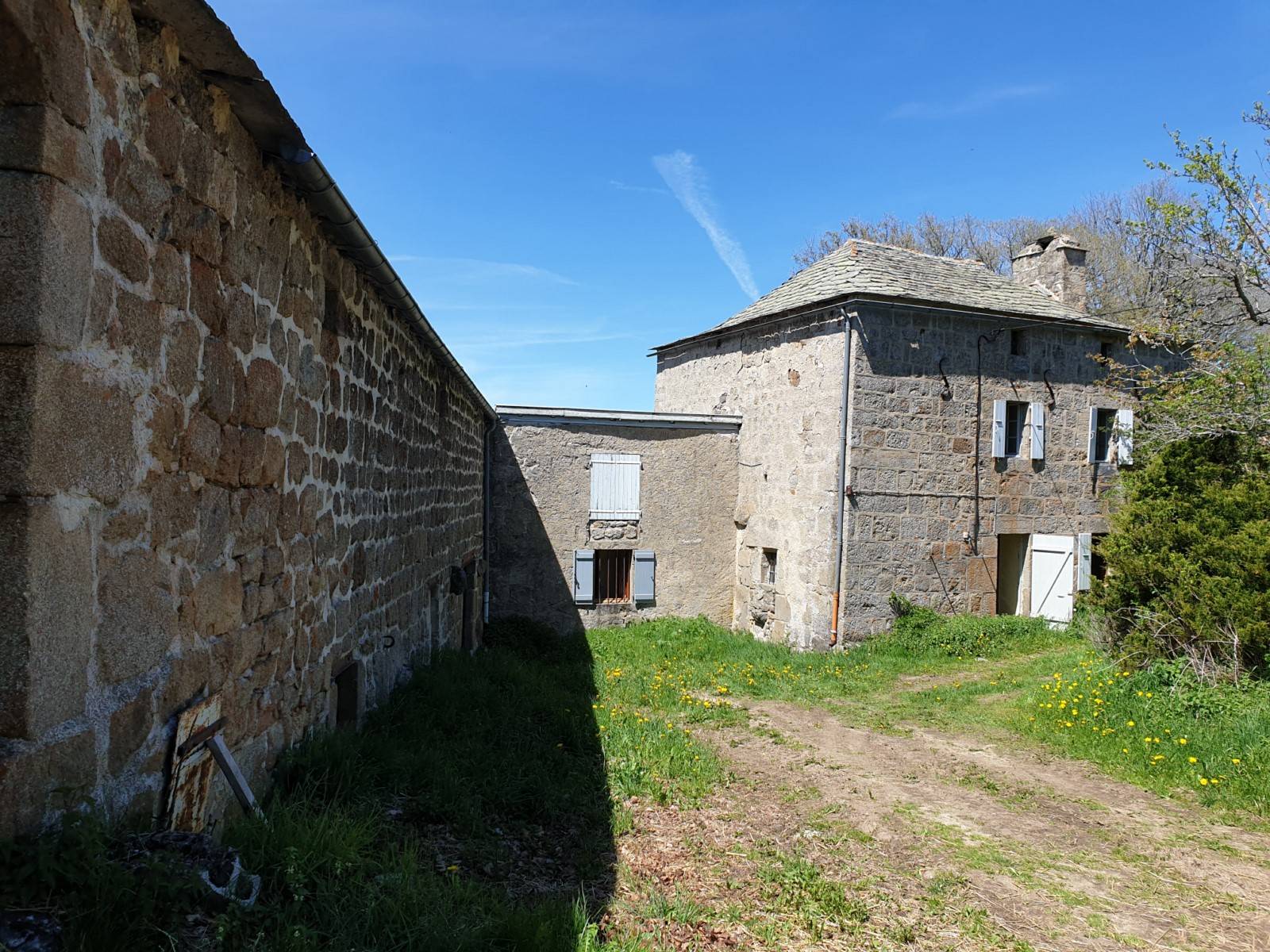 Ferme à rénover Saint Agrève ensemble de 3 bâtiments.