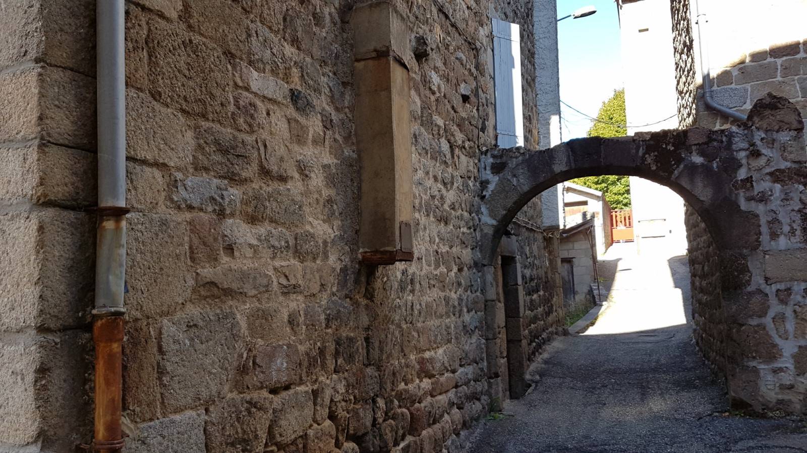 Appartement avec commerce au centre du village de Saint Martin de Valamas