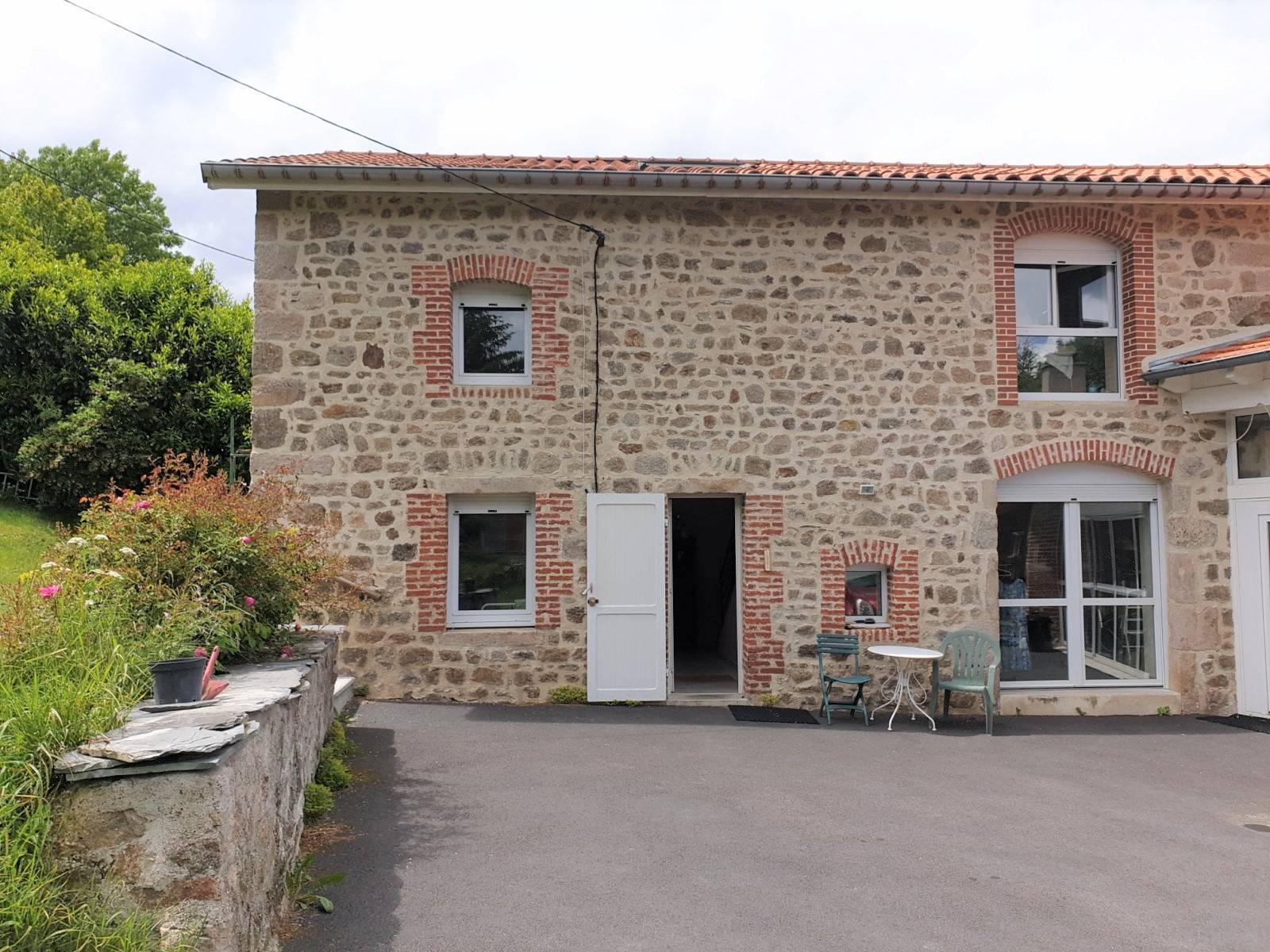 Maison  en pierres dans la campagne de Dunières