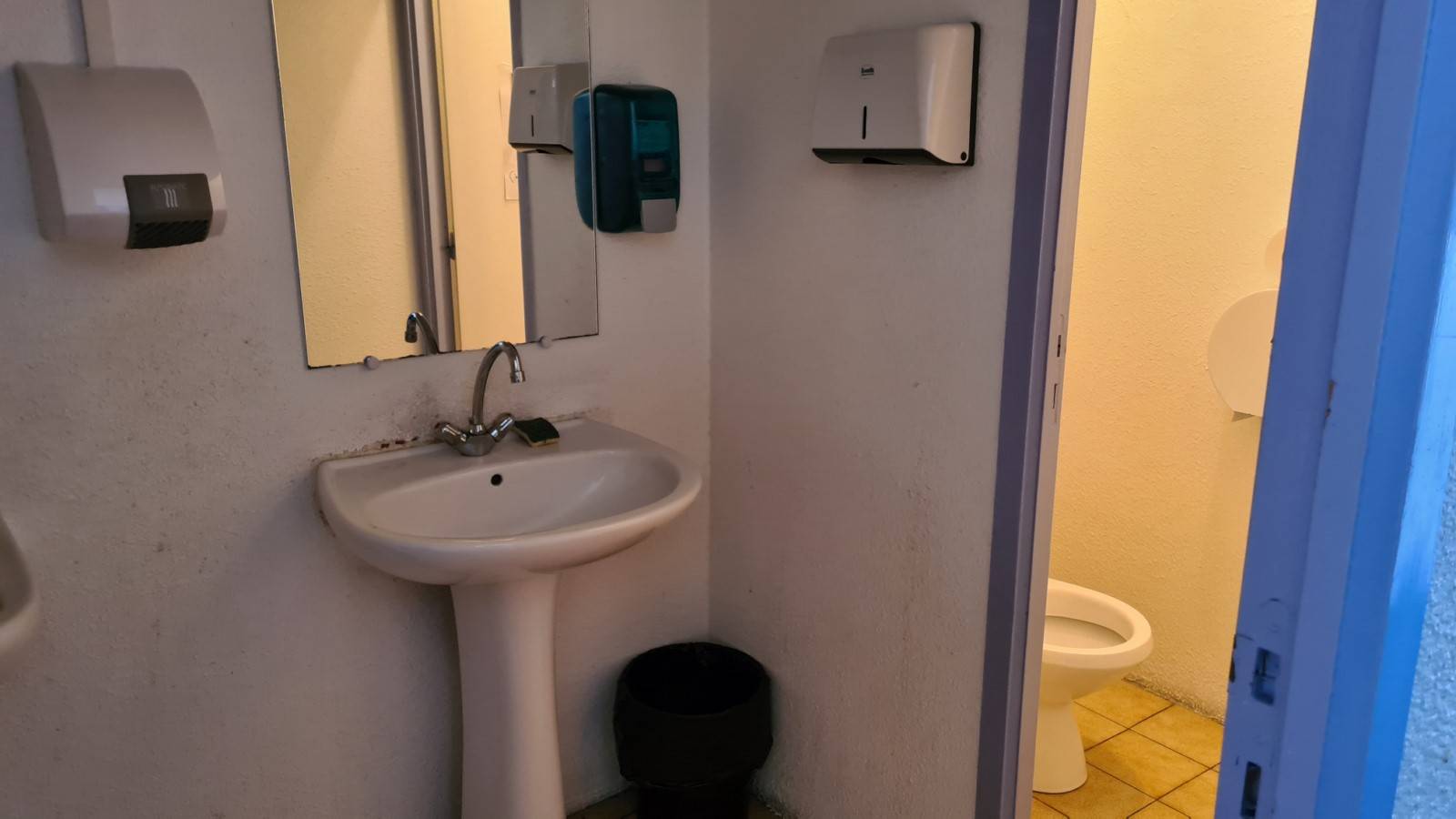 Ancien local commercial au centre du village de Saint Agrève