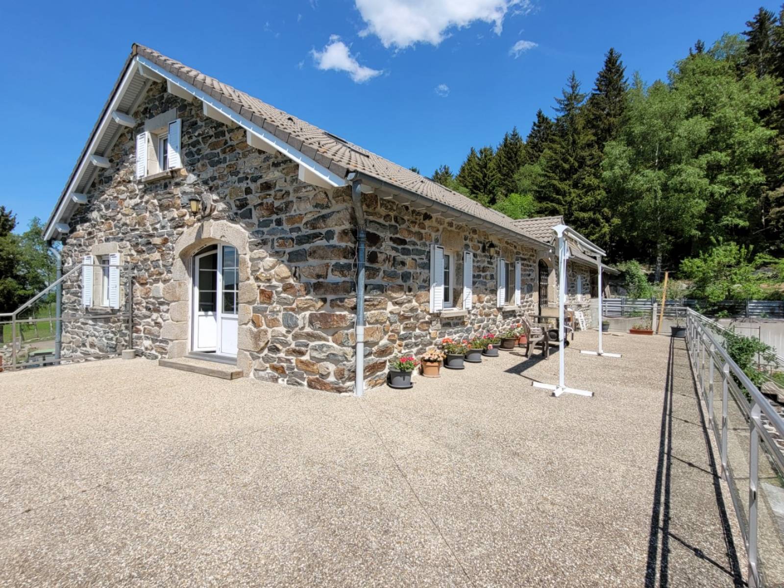 Propriété isolée en pleine nature sur 7.7 hectares avec étang à Araules