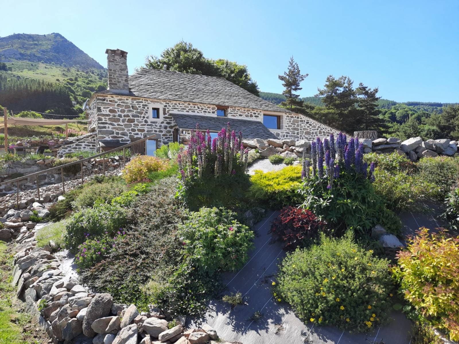 Splendide propriété isolée avec vue à 360°, source, rivière à La Rochette