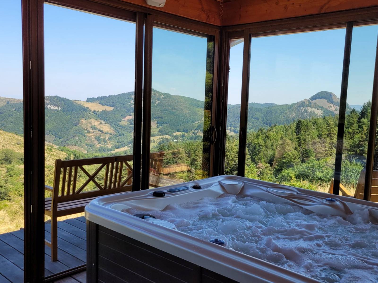 Splendide propriété isolée avec vue à 360°, source, rivière à La Rochette