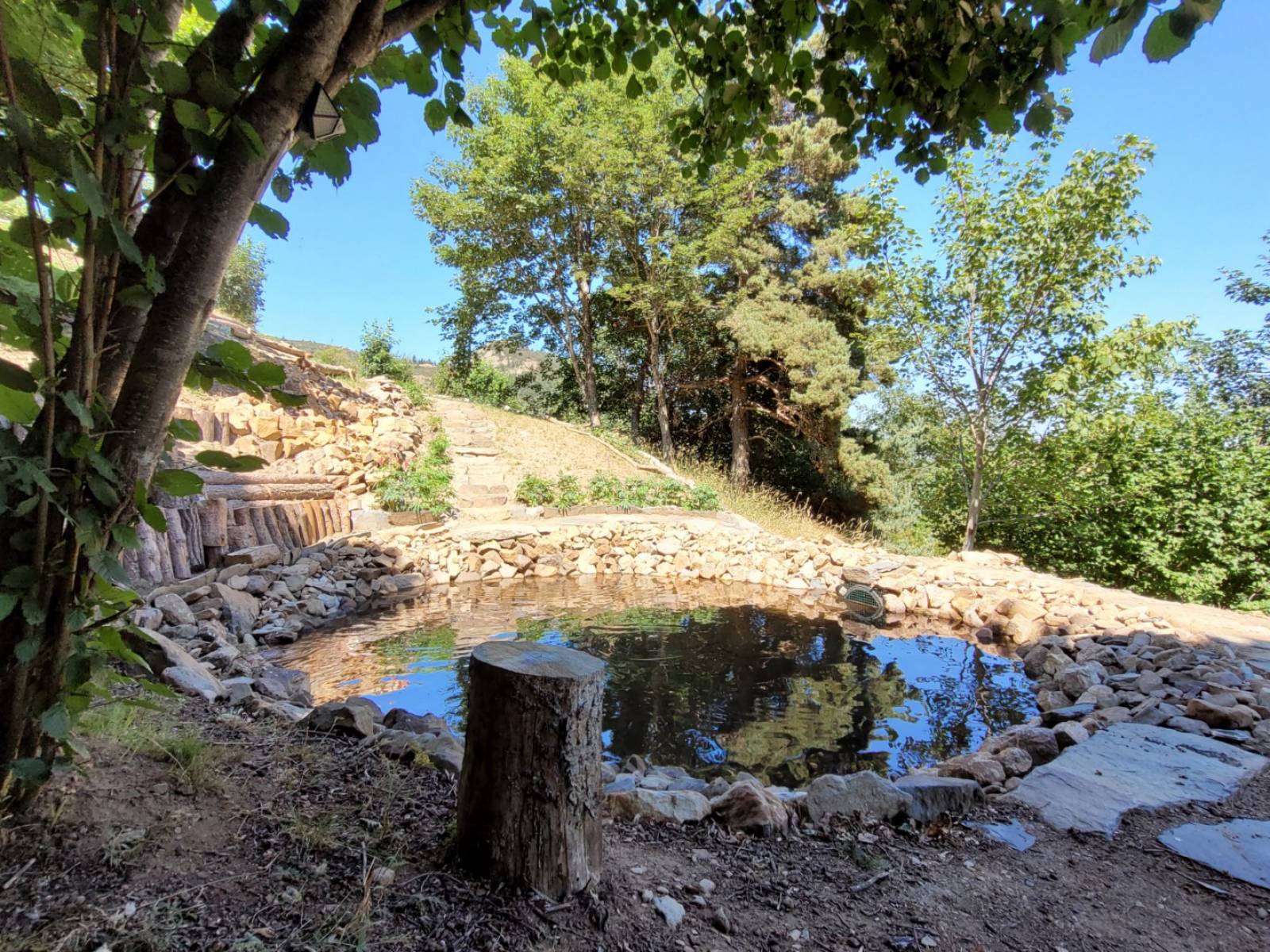Splendide propriété isolée avec vue à 360°, source, rivière à La Rochette