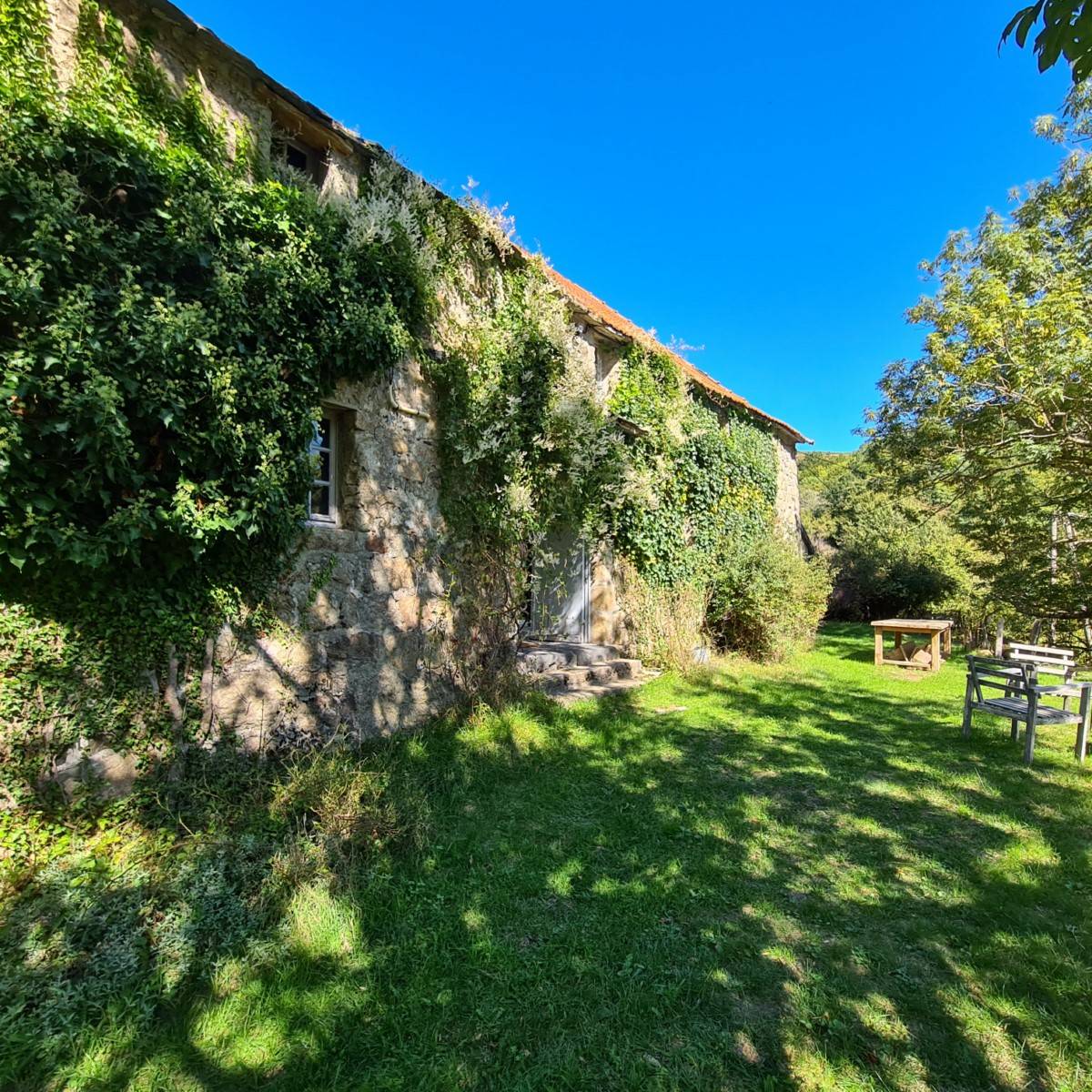Ferme isolée avec plus d'un hectare à Mézilhac