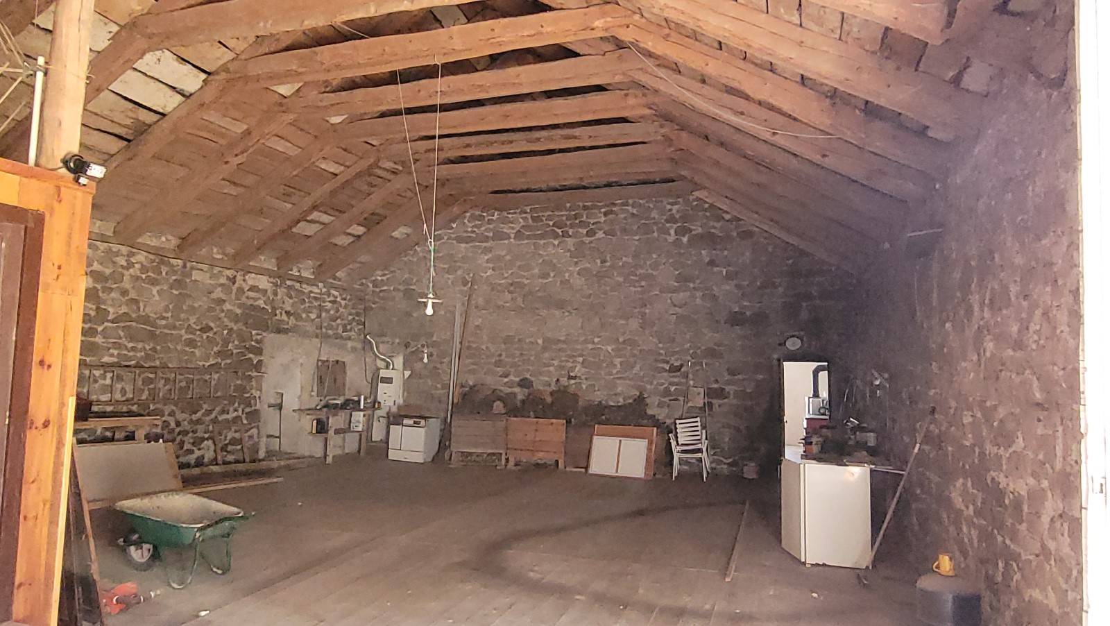 Ancienne ferme avec 300 m² de dépendances sur la commune de Saint Agrève