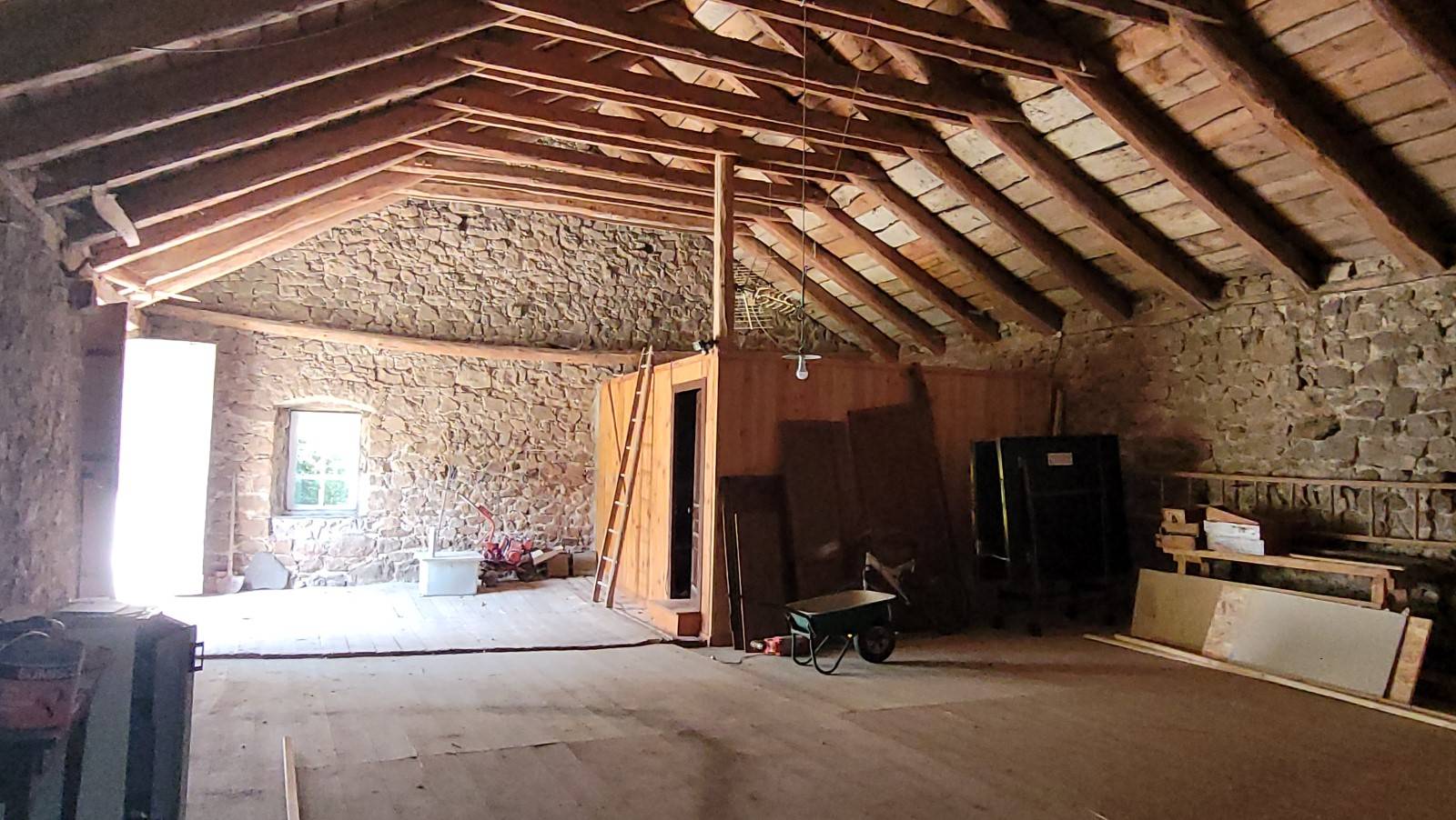 Ancienne ferme avec 300 m² de dépendances sur la commune de Saint Agrève