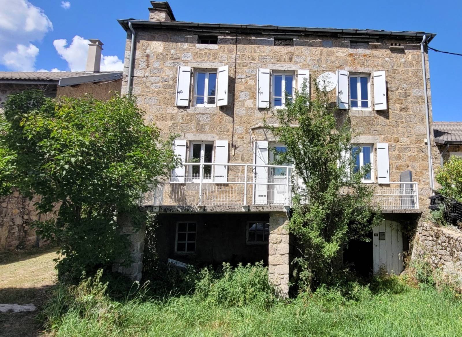 Ancienne ferme avec 300 m² de dépendances sur la commune de Saint Agrève