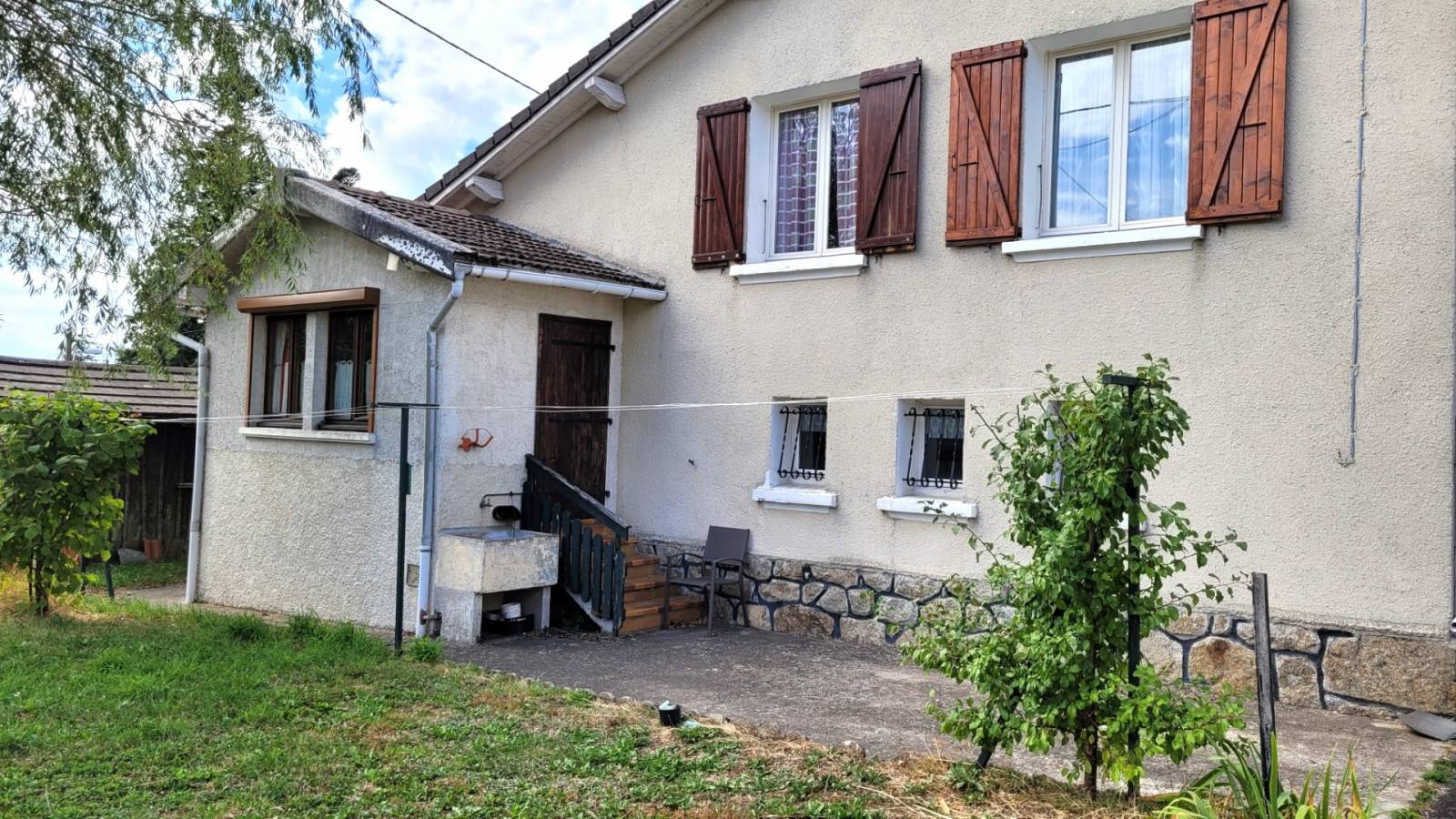 Maison de 1965 avec jardin et garages au Chambon sur Lignon