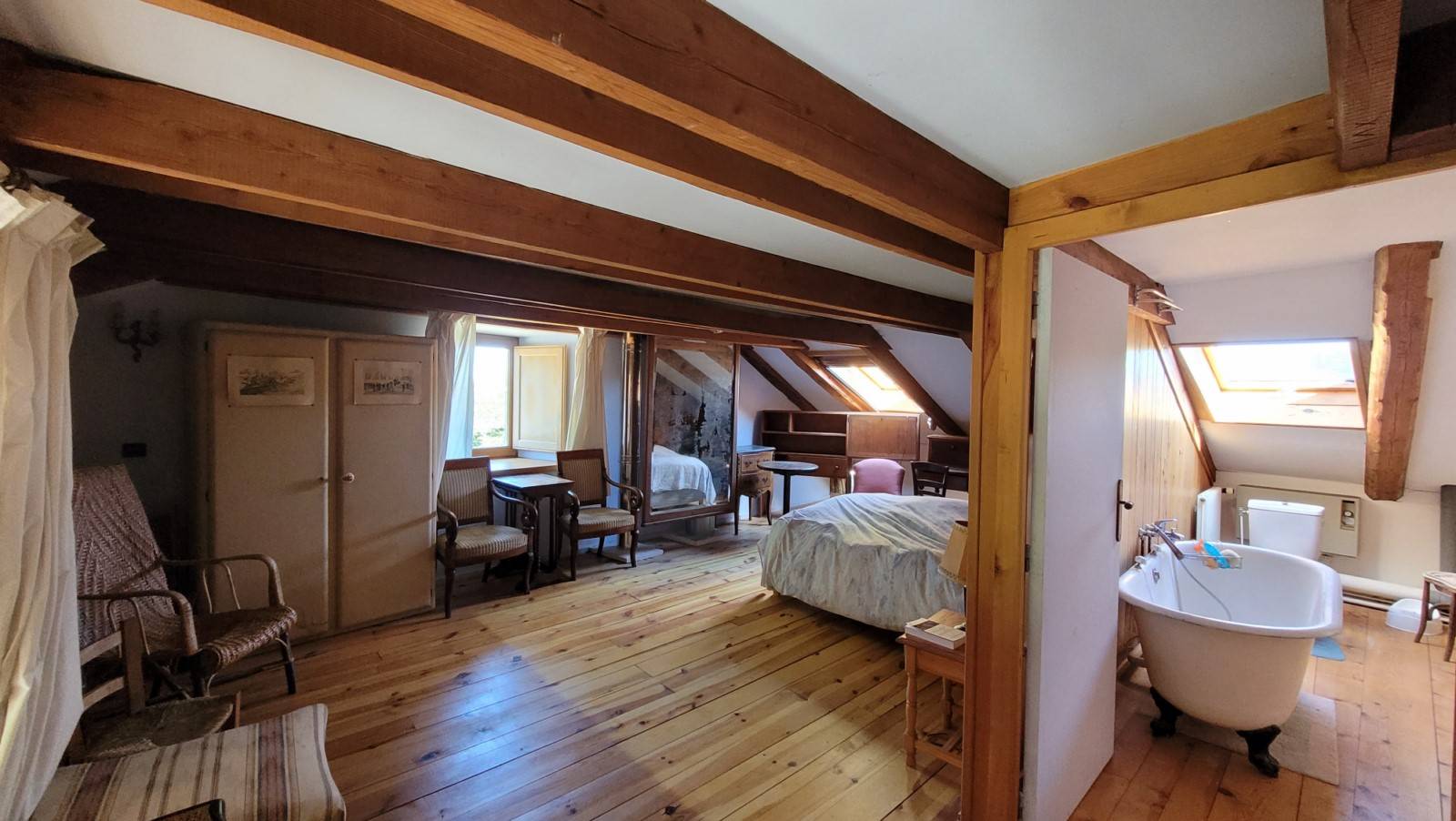 EXCEPTIONNEL ! Ferme avec plus de 13.5 hectares et étang proche du centre du village du Chambon sur Lignon
