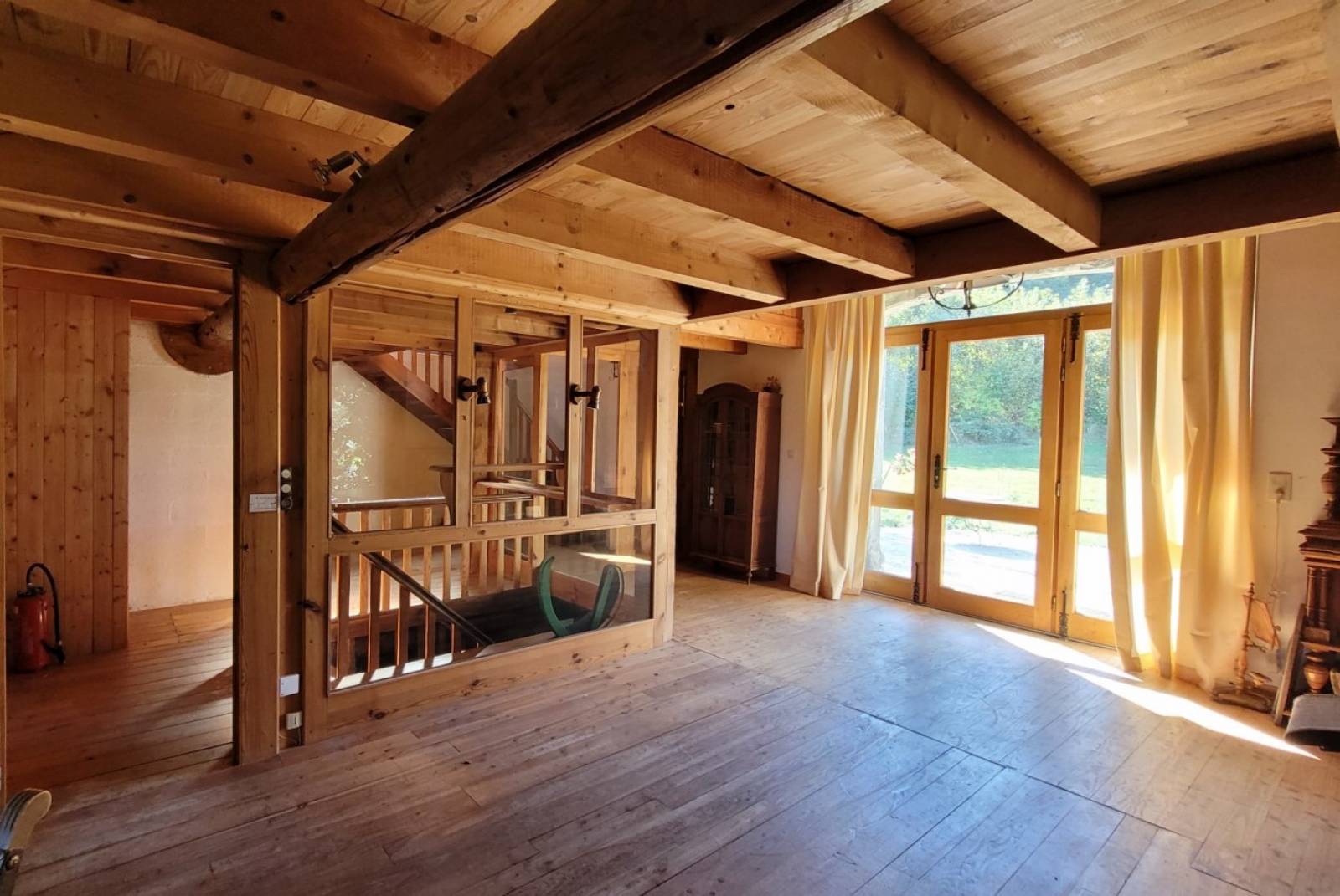 EXCEPTIONNEL ! Ferme avec plus de 13.5 hectares et étang proche du centre du village du Chambon sur Lignon