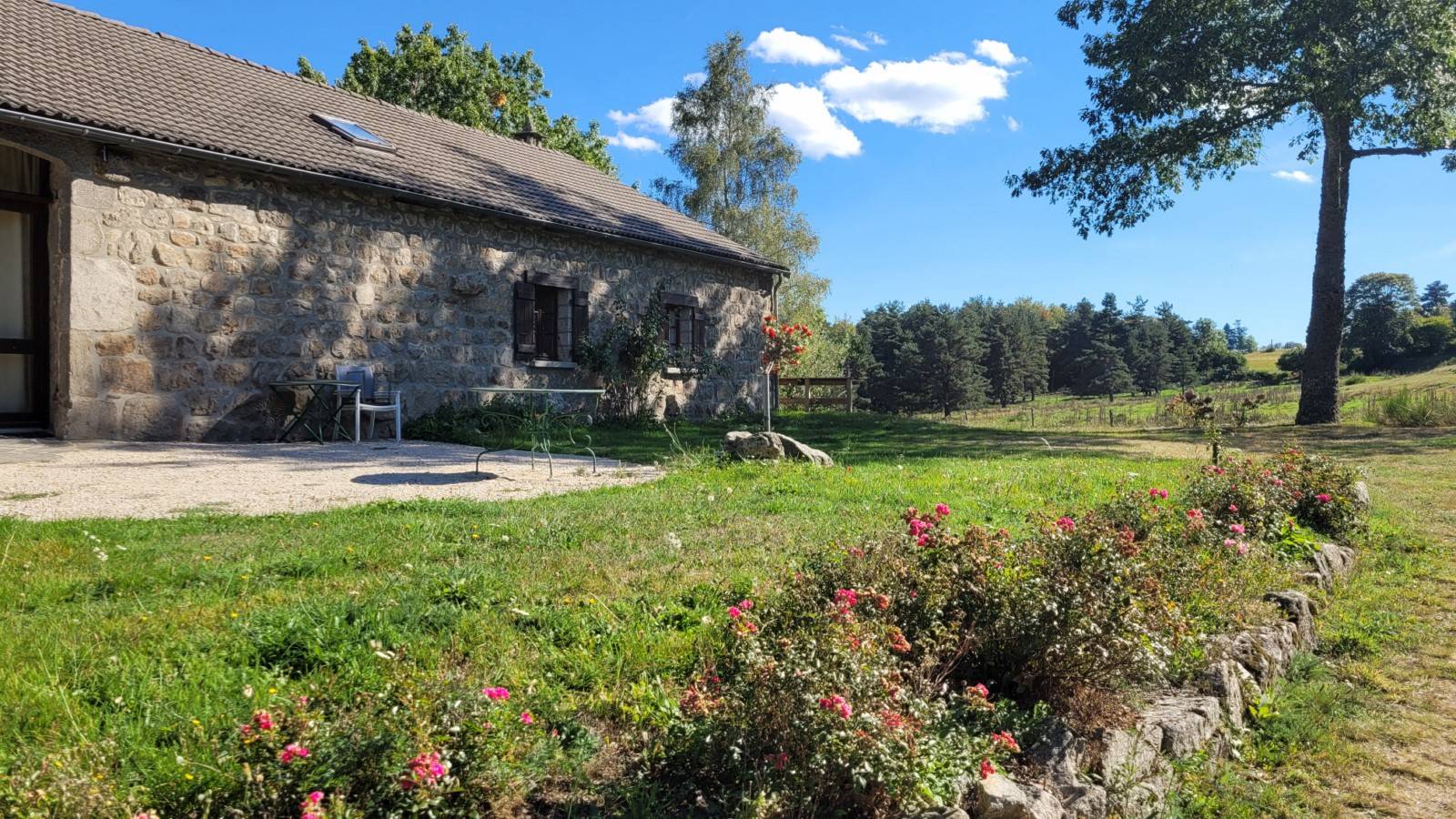 EXCEPTIONNEL ! Ferme avec plus de 13.5 hectares et étang proche du centre du village du Chambon sur Lignon