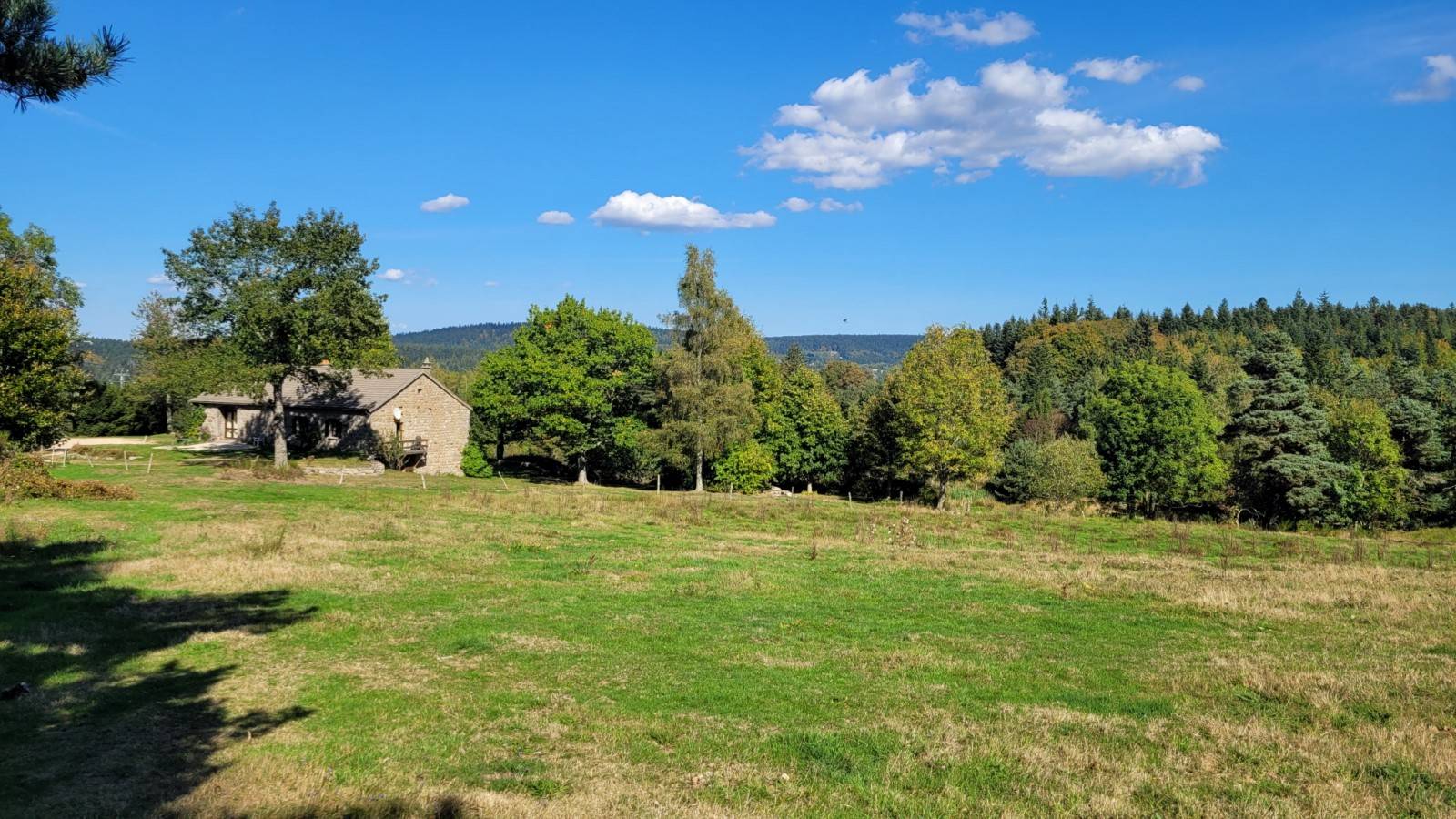EXCEPTIONNEL ! Ferme avec plus de 13.5 hectares et étang proche du centre du village du Chambon sur Lignon