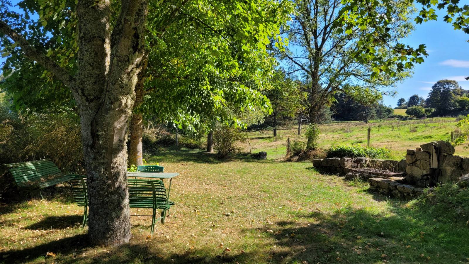 EXCEPTIONNEL ! Ferme avec plus de 13.5 hectares et étang proche du centre du village du Chambon sur Lignon