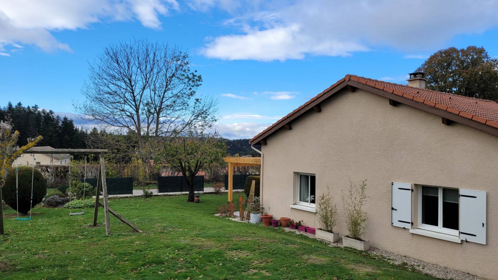 Maison de plain pied avec garage et jardin à Raucoules