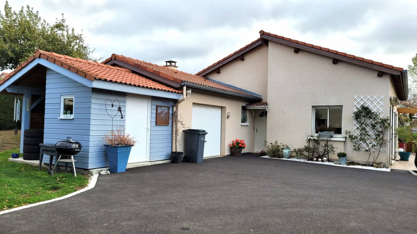 Maison de plain pied avec garage et jardin à Raucoules