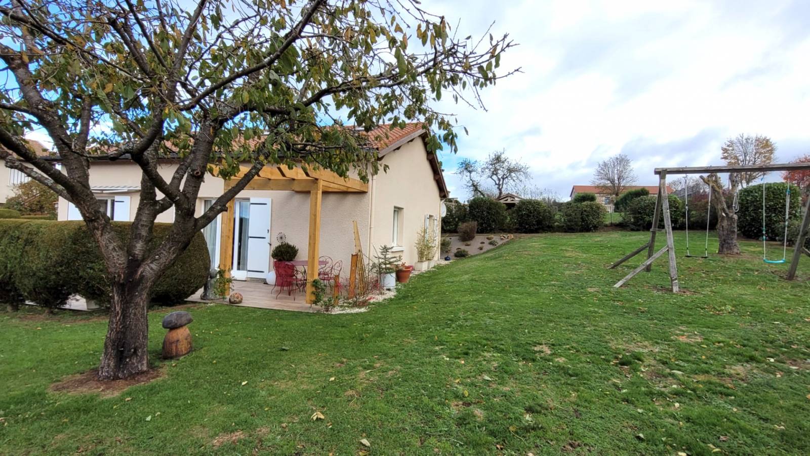 Maison de plain pied avec garage et jardin à Raucoules