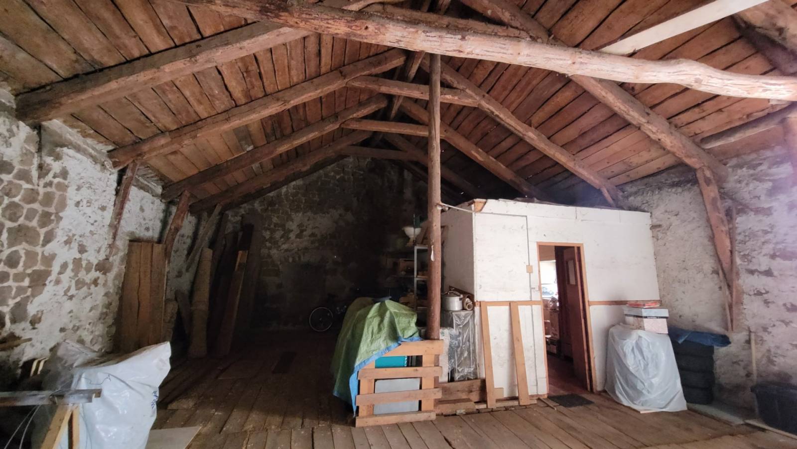 Ferme à rénover en plein centre du village du Chambon sur Lignon