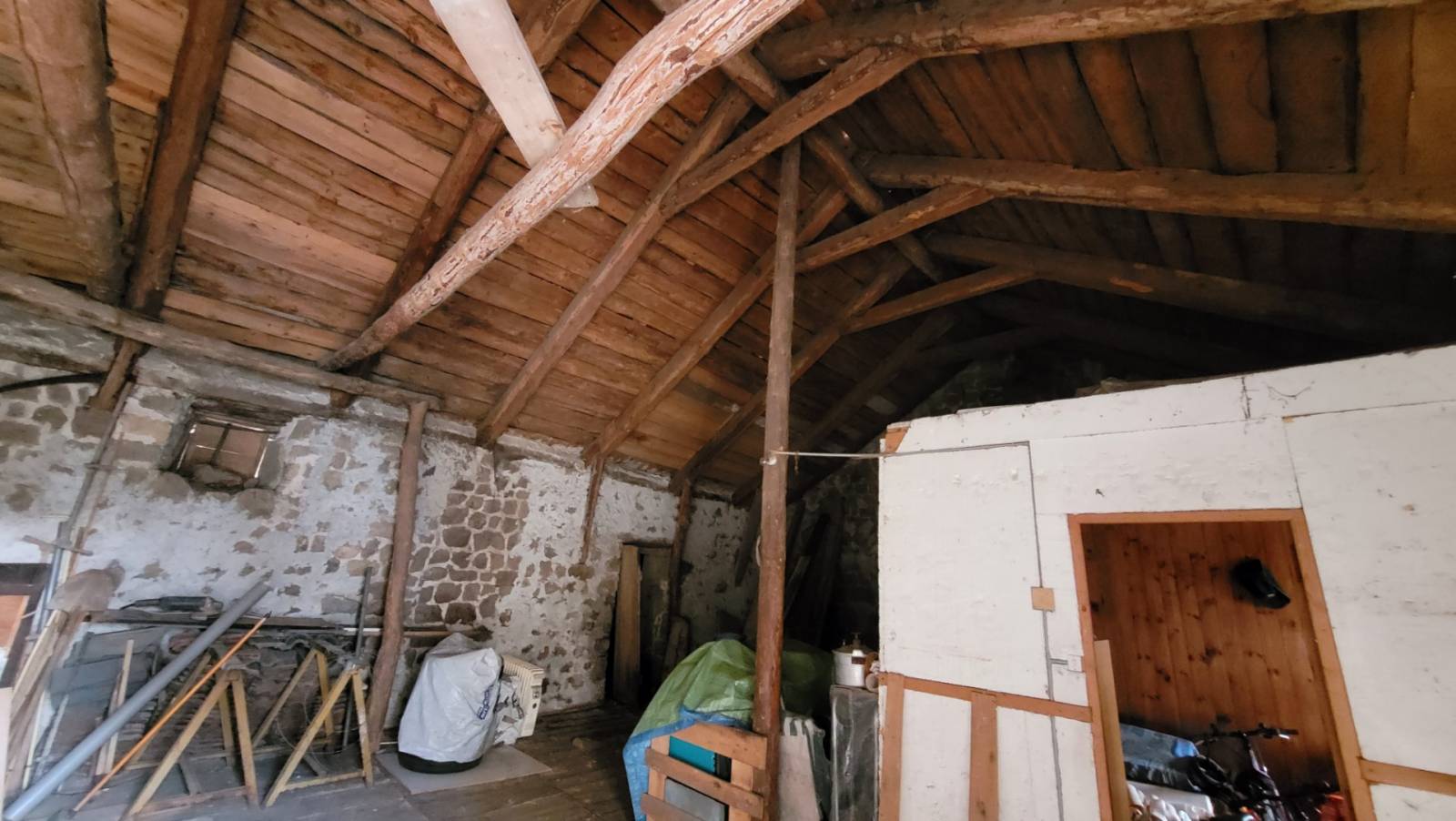 Ferme à rénover en plein centre du village du Chambon sur Lignon