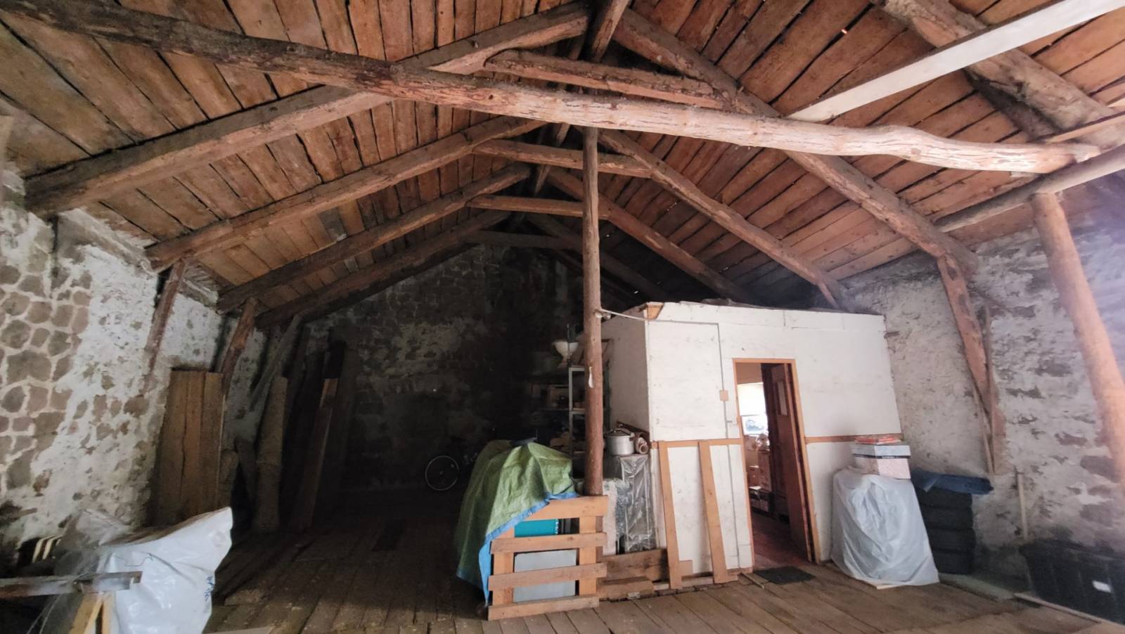 Ferme à rénover en plein centre du village du Chambon sur Lignon