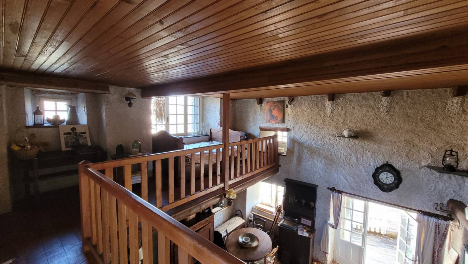 Maison en pierre avec jardin dans le village de Recharinges