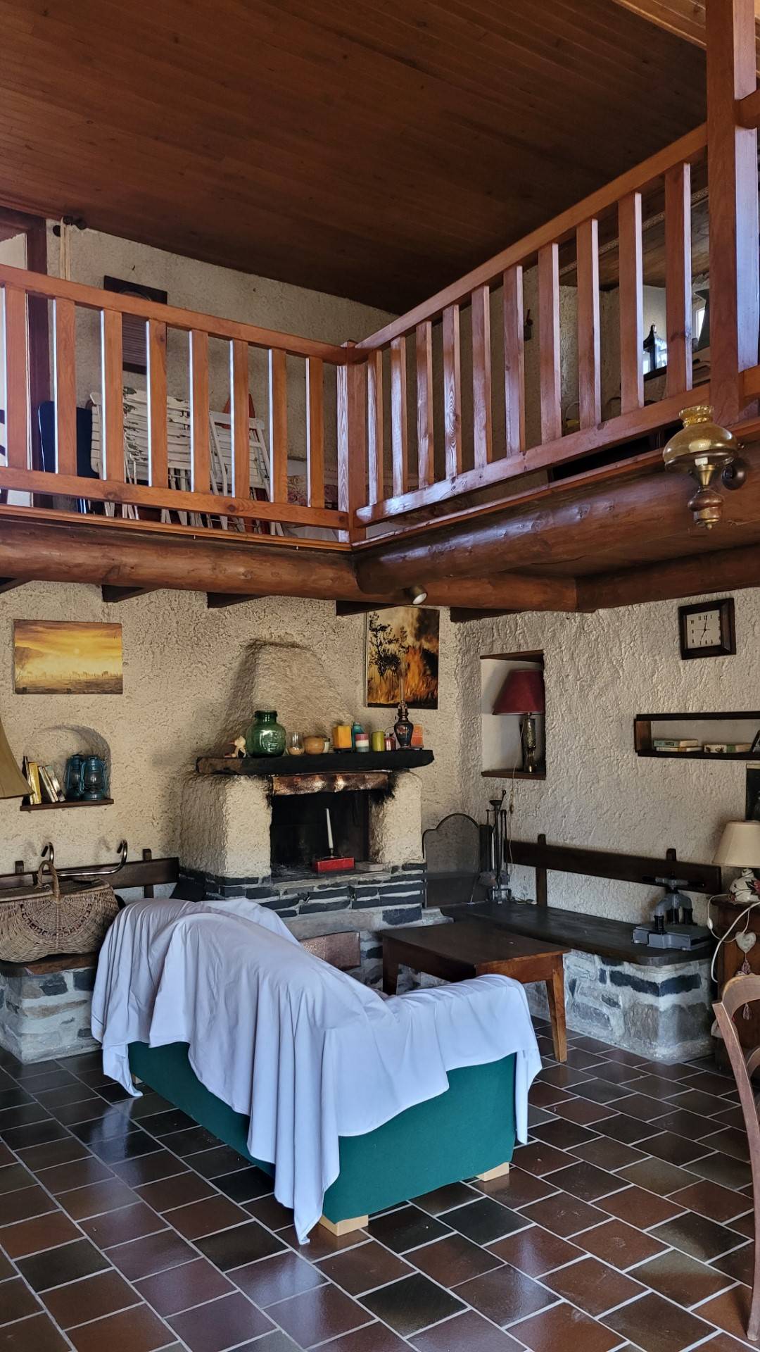 Maison en pierre avec jardin dans le village de Recharinges