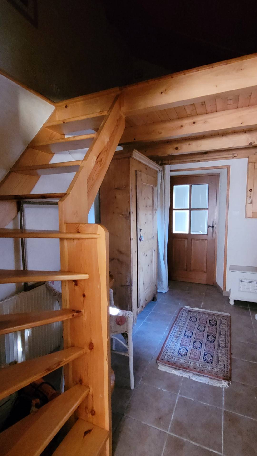 Maison en pierre avec jardin dans le village de Recharinges