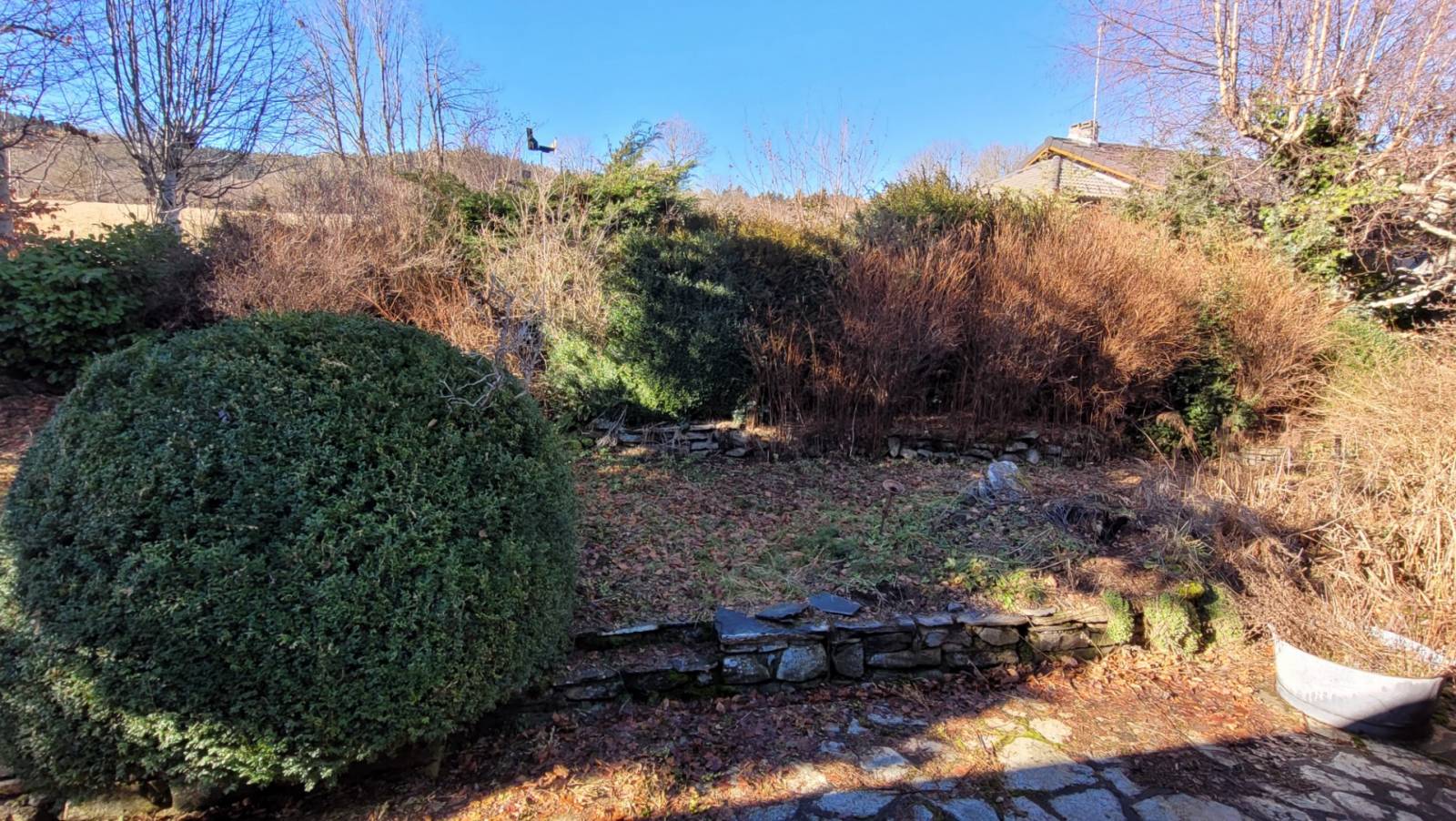 Maison en pierre avec jardin dans le village de Recharinges