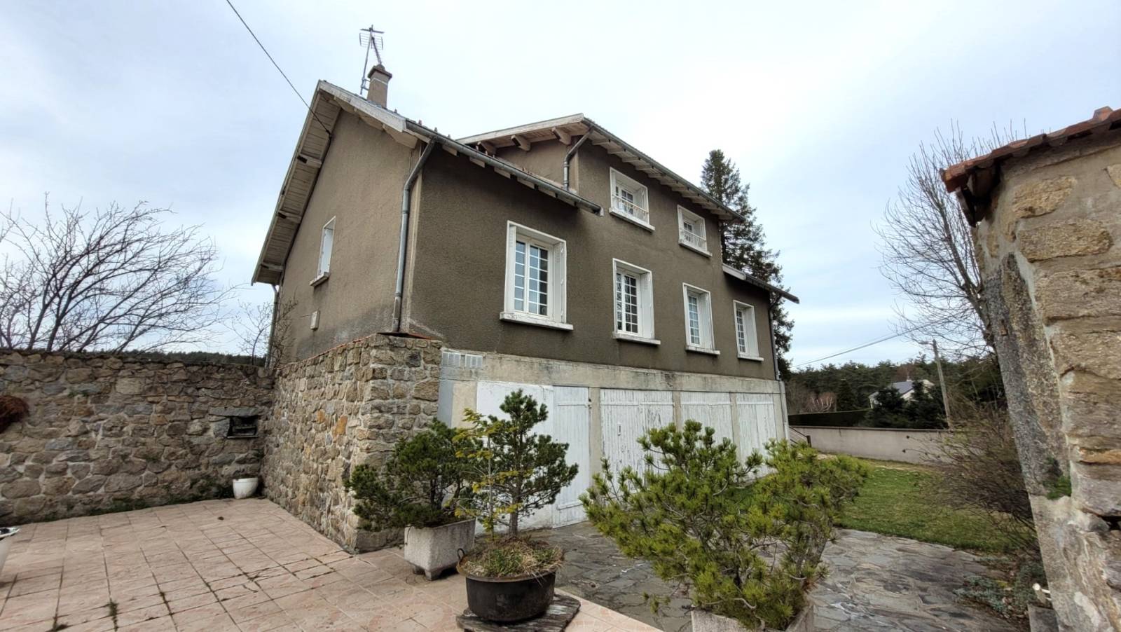 Propriété de deux corps de bâtiments sur plus d'1 hectare au Chambon sur Lignon
