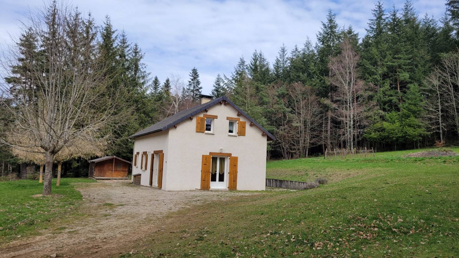 Villa de 2005 dans un hameau en campagne de Saint Jeures
