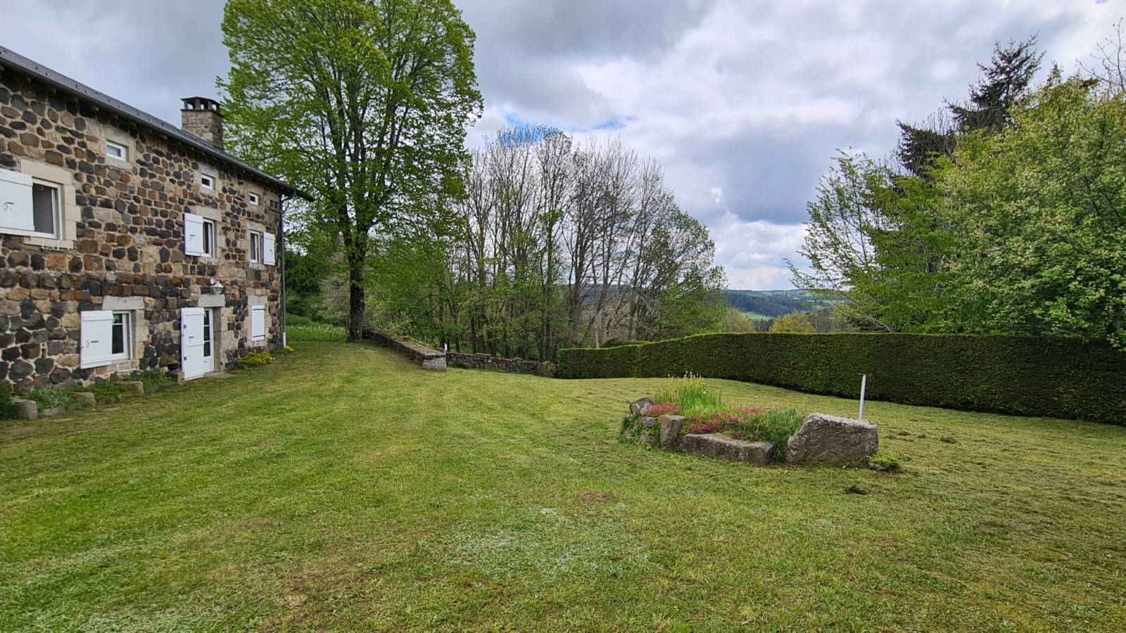 Propriété avec gite dans un hameau à Mars