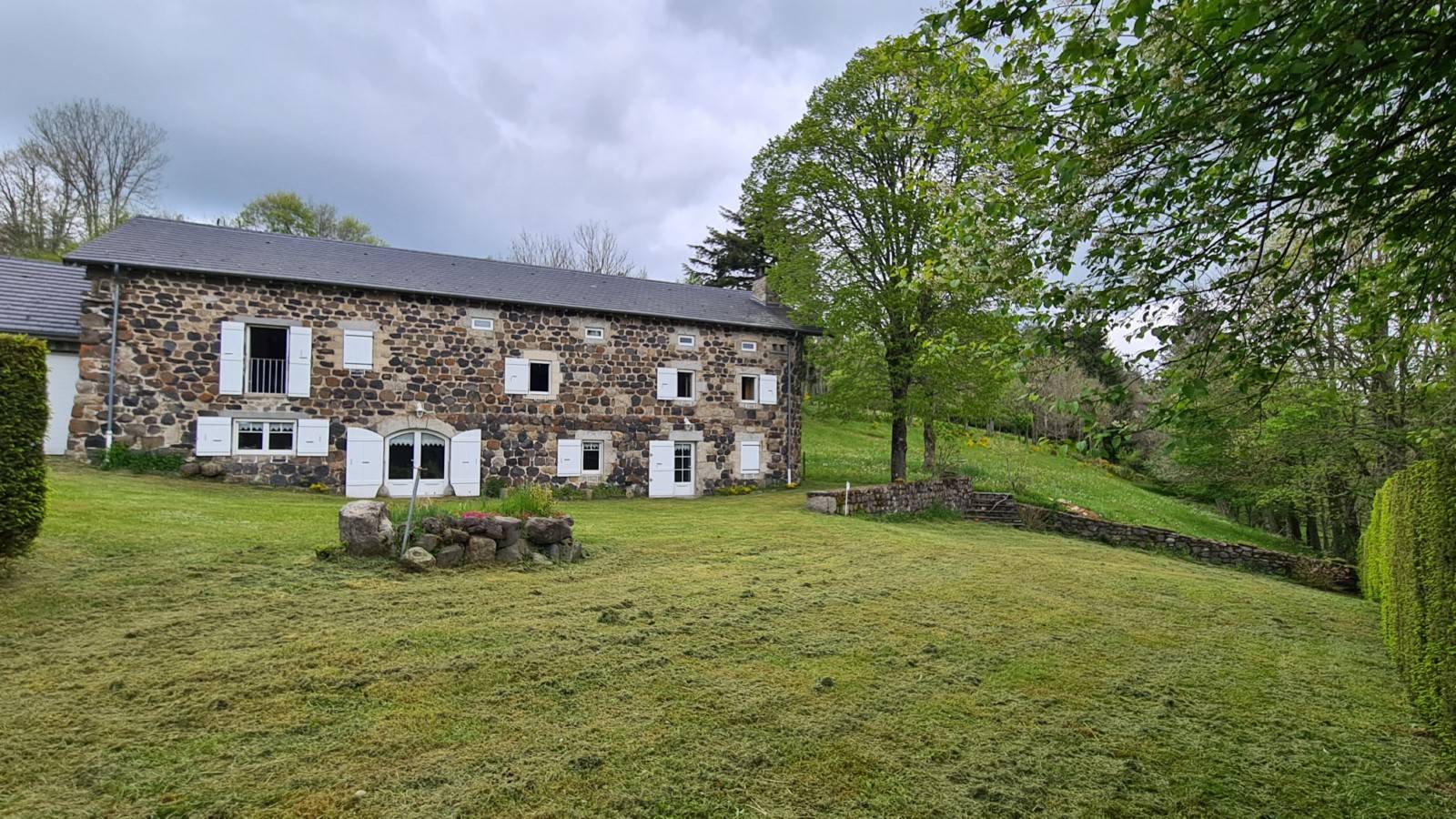 Propriété avec gite dans un hameau à Mars