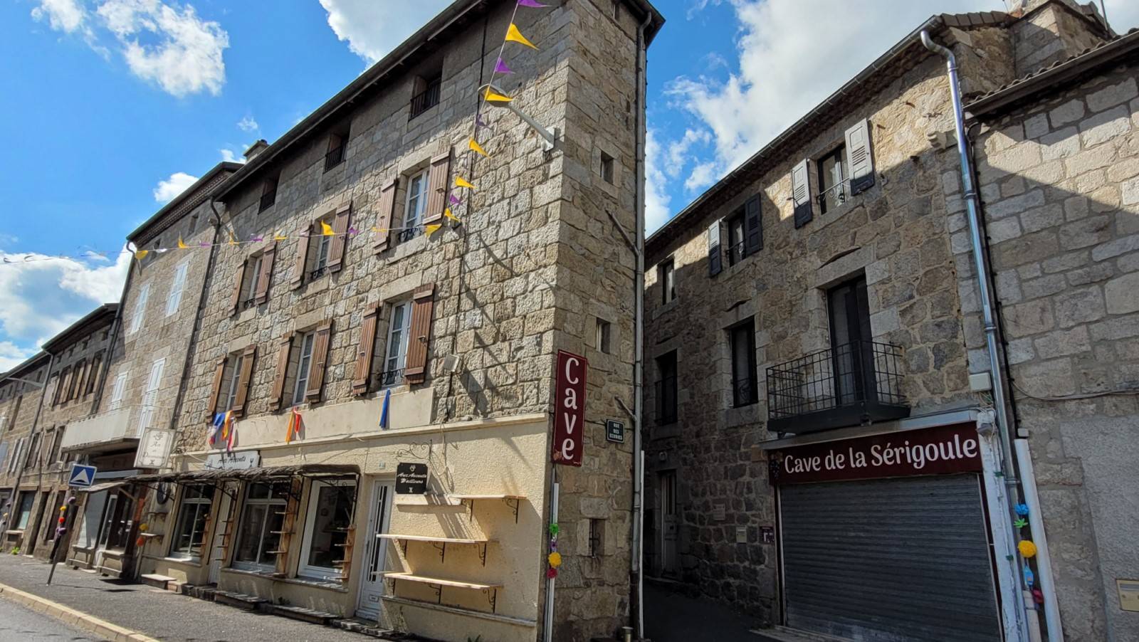 Immeuble au centre du village de Tence