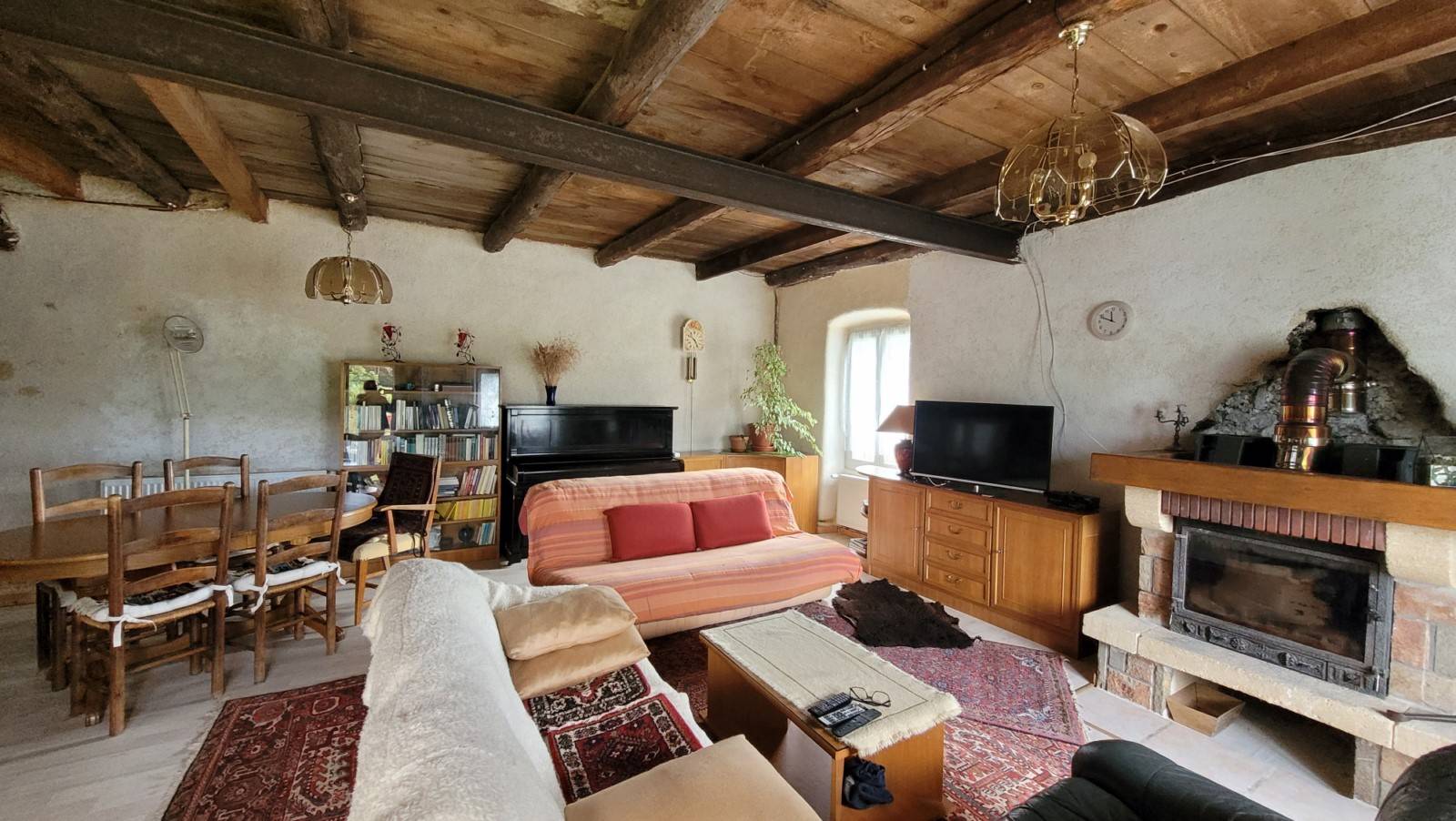 Maison en pierre mitoyenne avec dépendances au Chambon sur Lignon