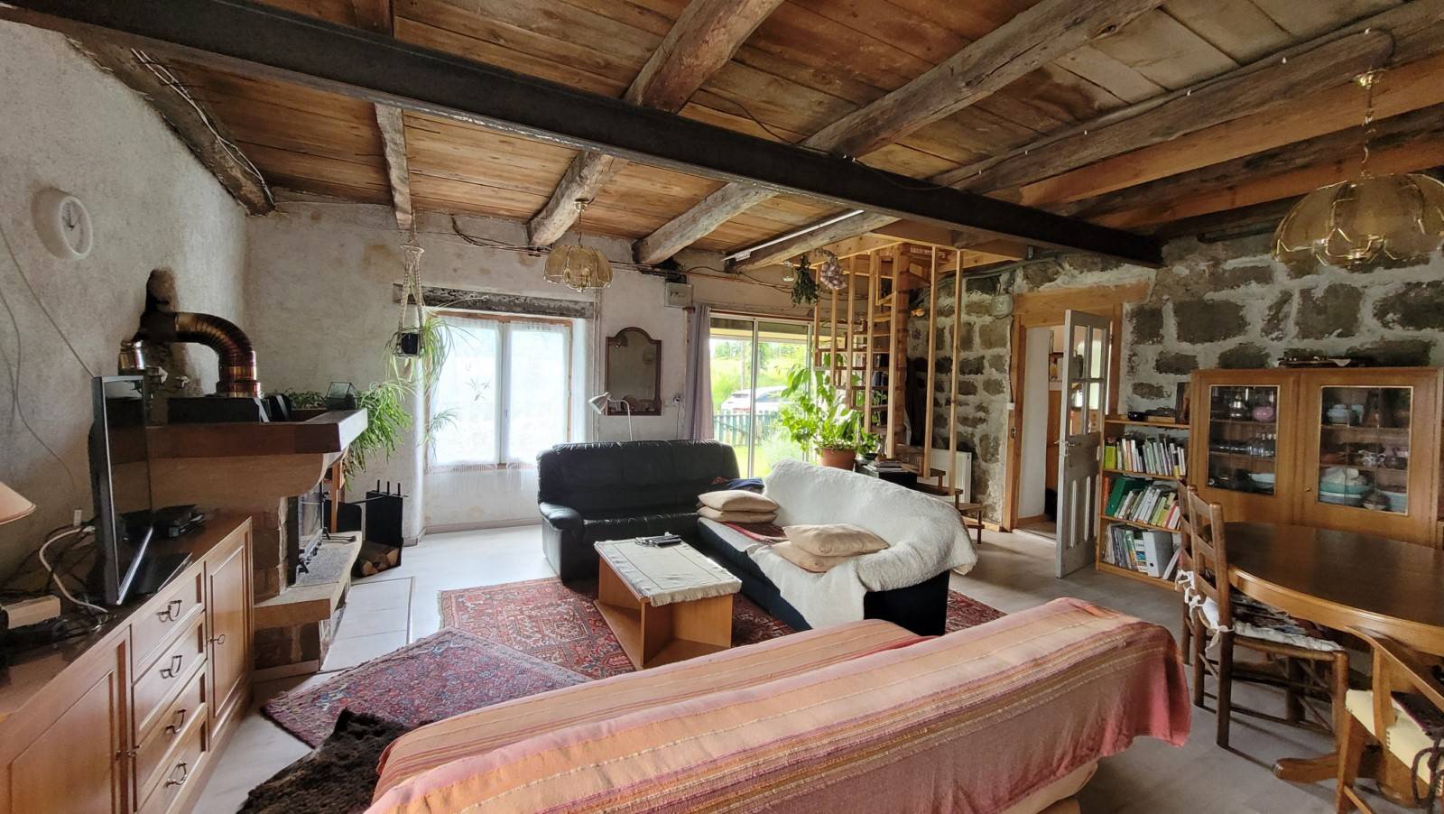 Maison en pierre mitoyenne avec dépendances au Chambon sur Lignon