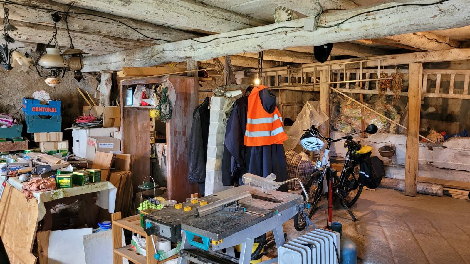Maison en pierre mitoyenne avec dépendances au Chambon sur Lignon