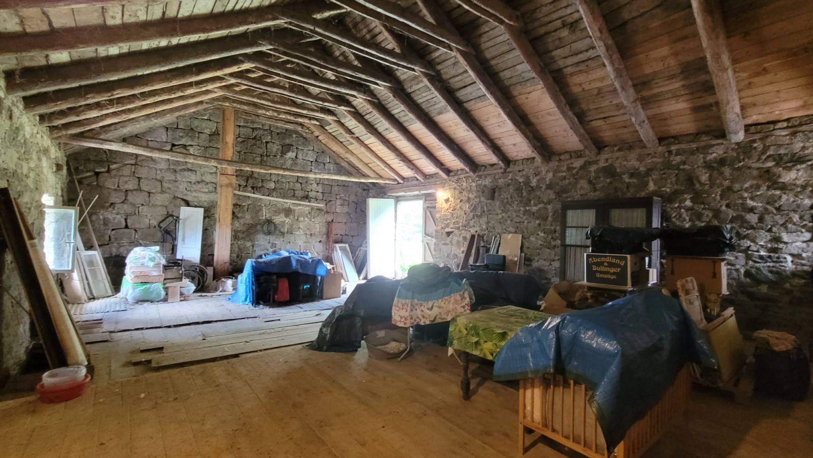 Maison en pierre mitoyenne avec dépendances au Chambon sur Lignon