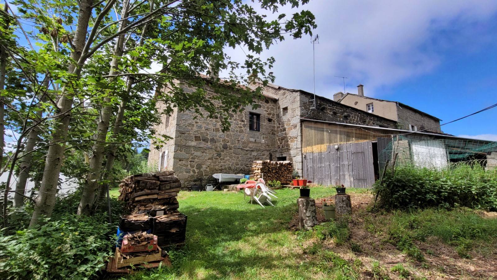Maison en pierre mitoyenne avec dépendances au Chambon sur Lignon