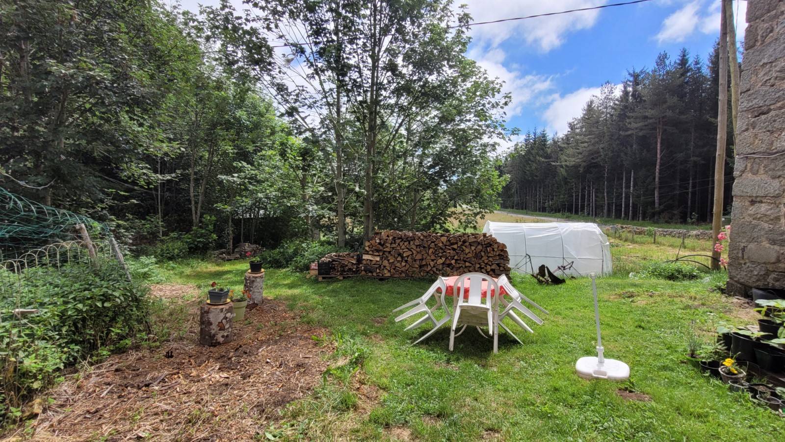Maison en pierre mitoyenne avec dépendances au Chambon sur Lignon