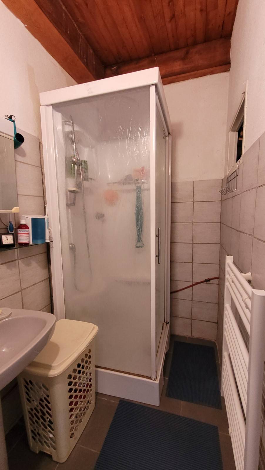 Maison en pierre mitoyenne avec dépendances au Chambon sur Lignon