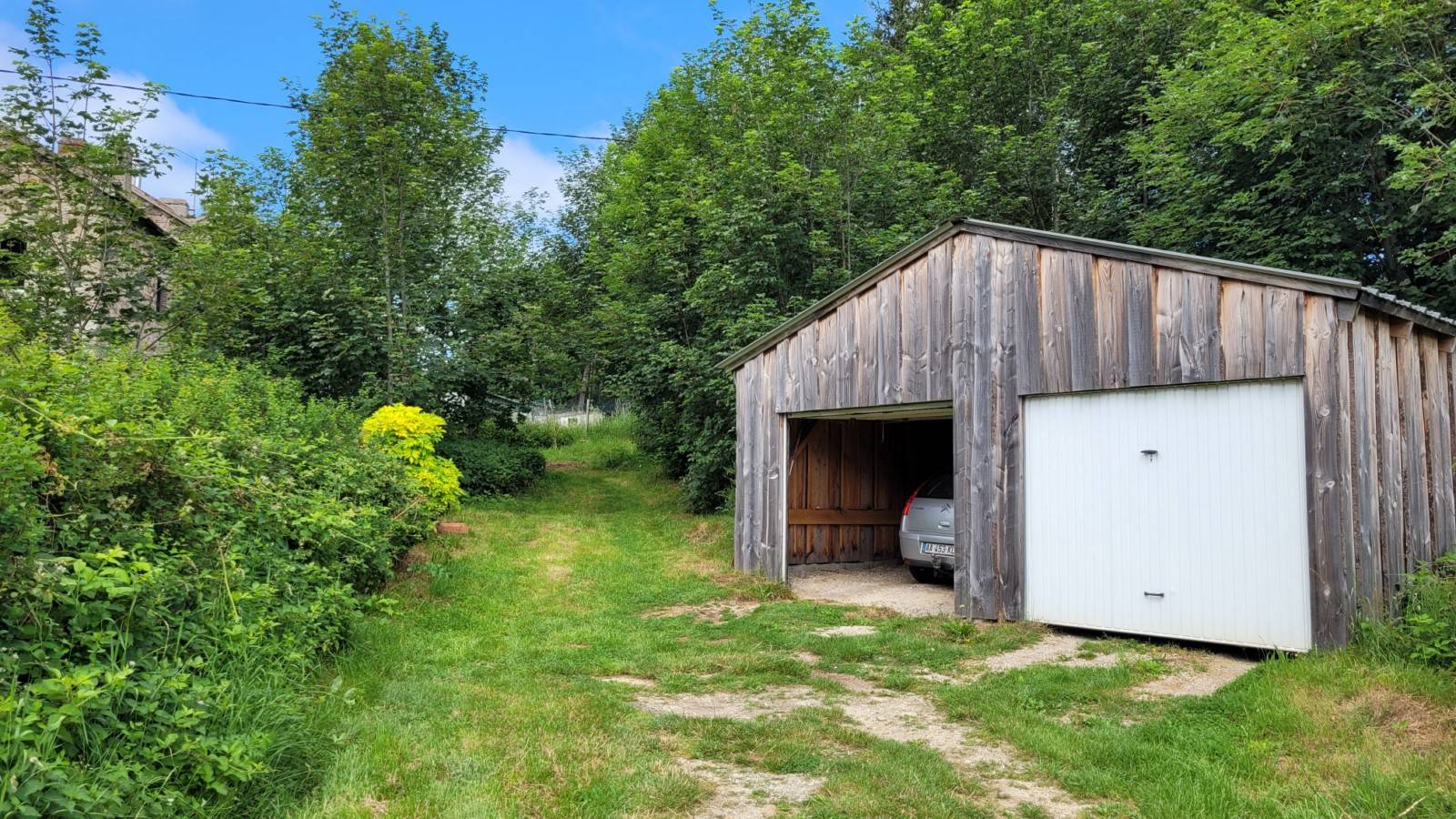 Maison en pierre mitoyenne avec dépendances au Chambon sur Lignon
