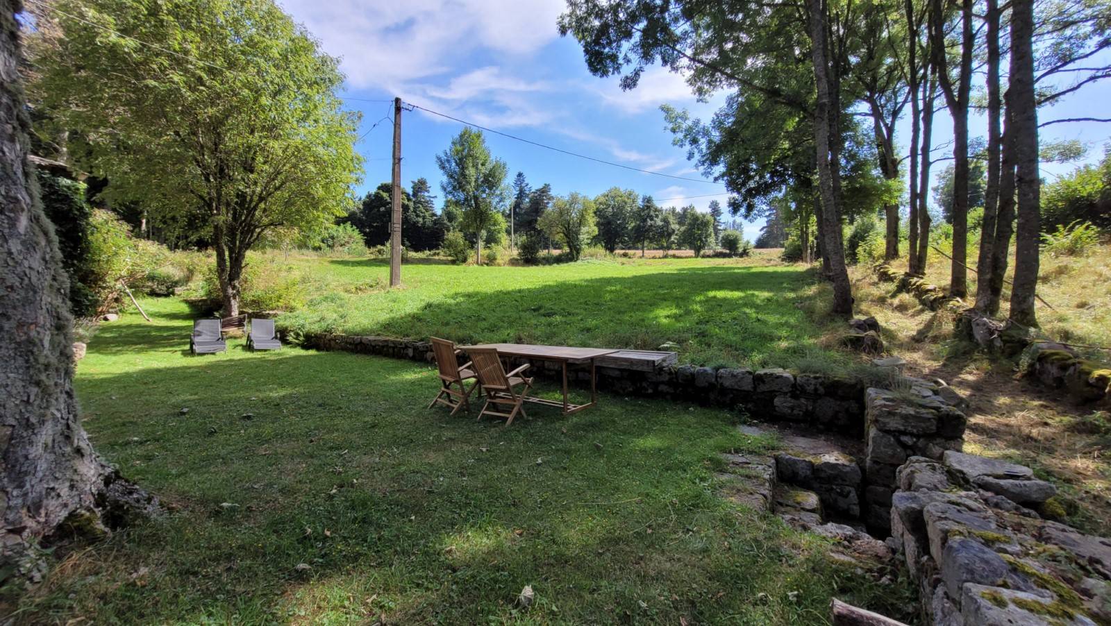 Ferme isolée sur plus d'1 hectare à proximité du centre du Chambon sur Lignon