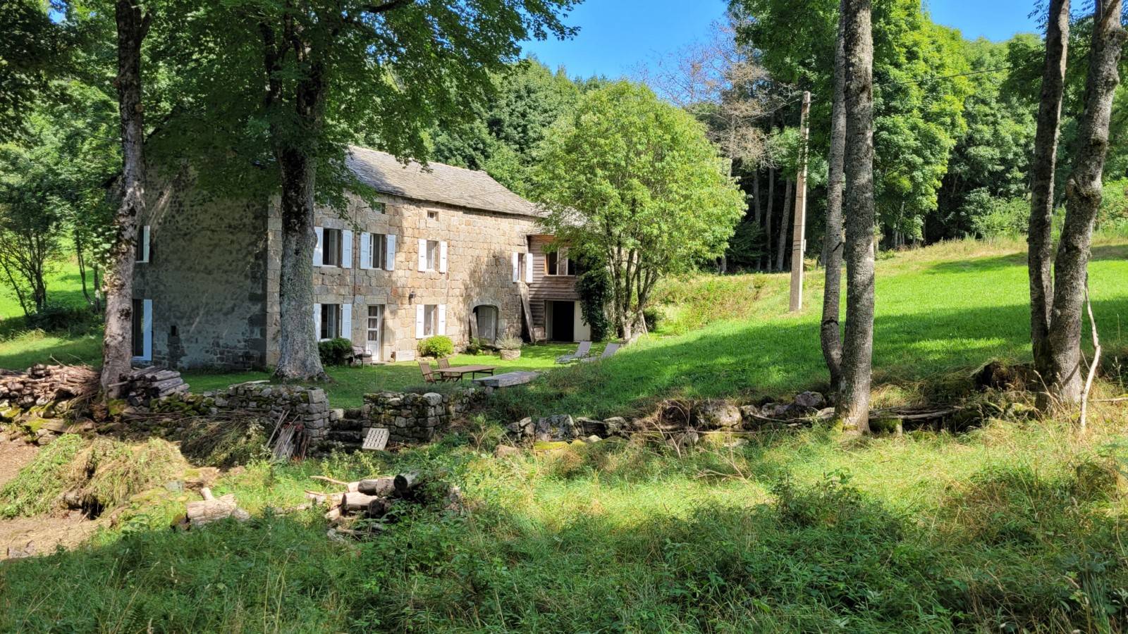 Ferme isolée sur plus d'1 hectare à proximité du centre du Chambon sur Lignon