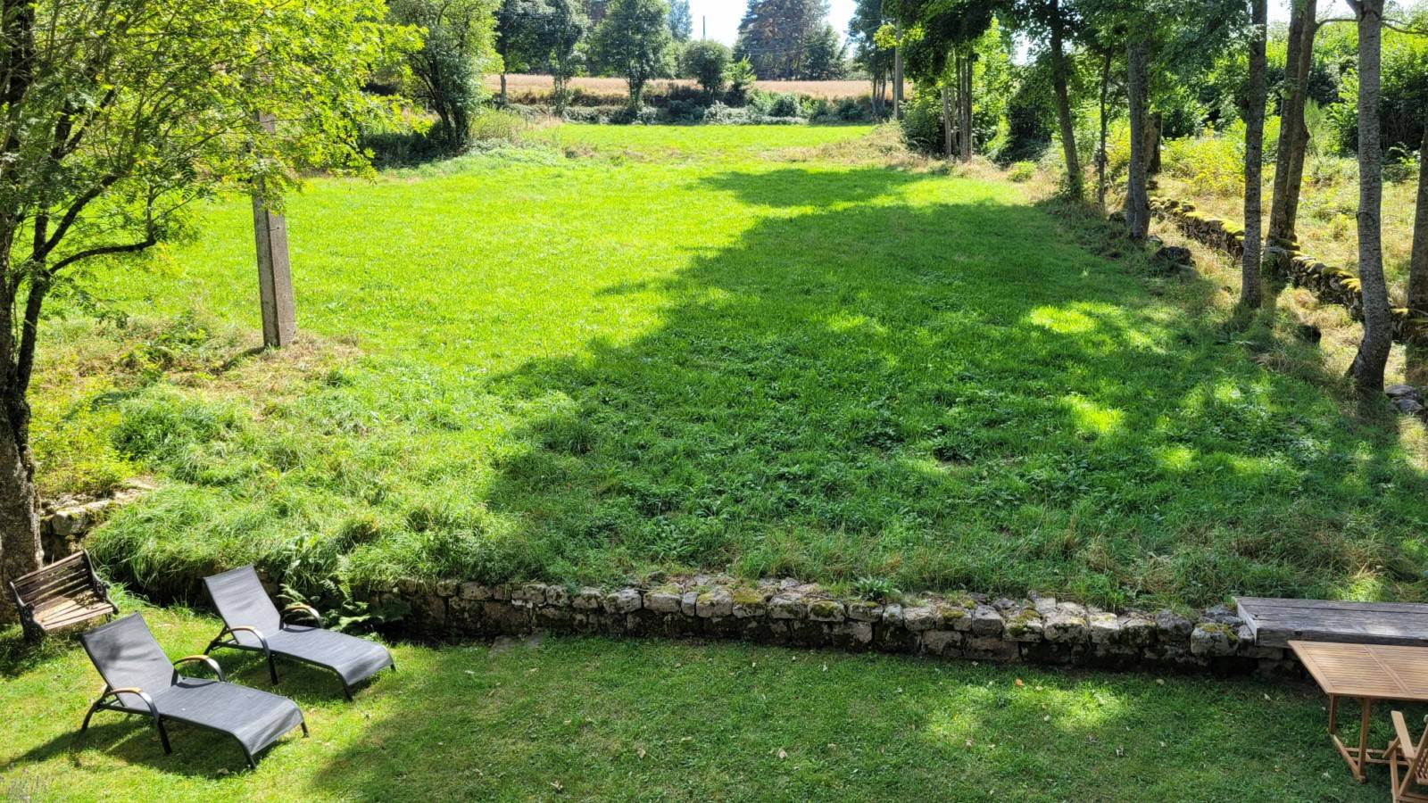 Ferme isolée sur plus d'1 hectare à proximité du centre du Chambon sur Lignon