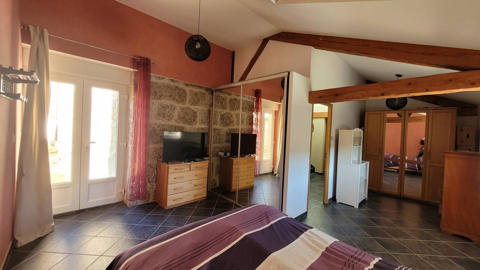 Propriété isolée sur plus de 5 000 m² de terrain à Tence