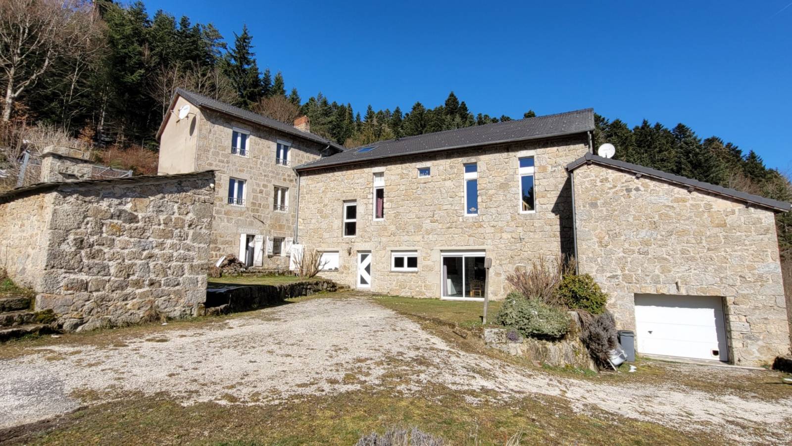 Propriété isolée sur plus de 5 000 m² de terrain à Tence