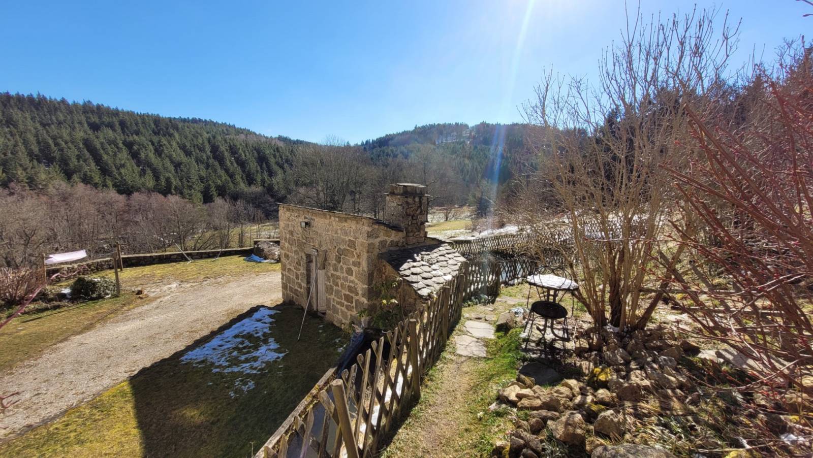 Propriété isolée sur plus de 5 000 m² de terrain à Tence