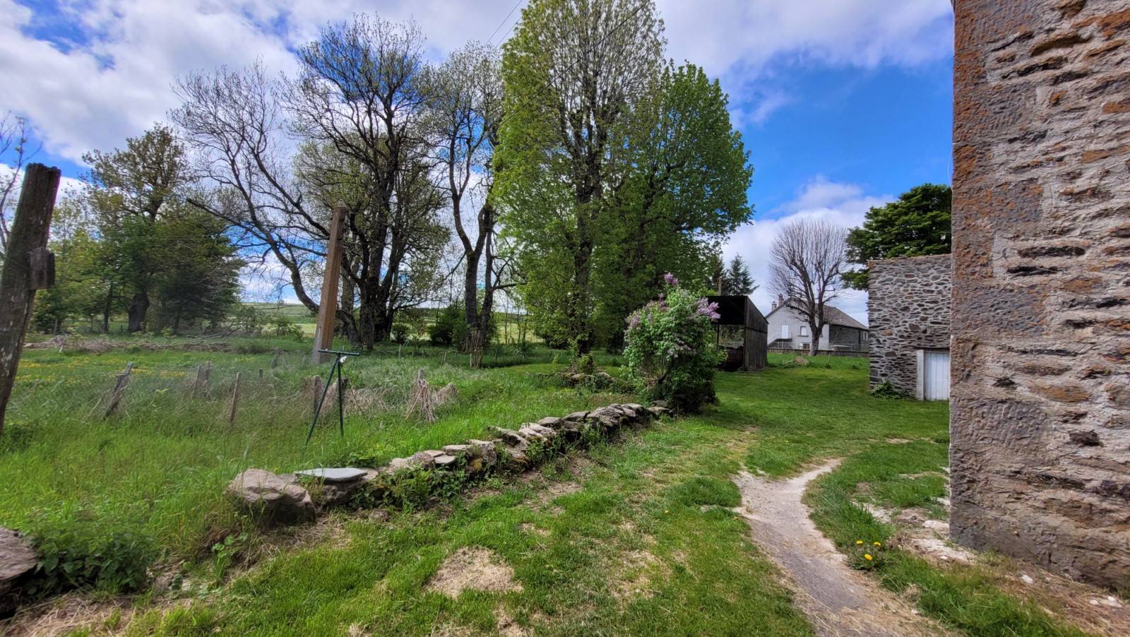 Maison T4  Les Vastres avec terrain et dépendances