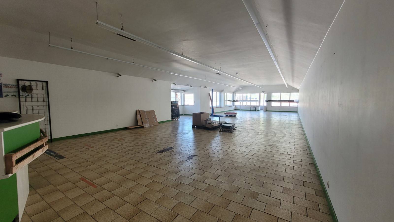 Entrepôt et espace de vente/bureaux au Chambon sur Lignon